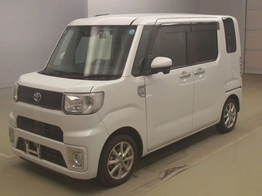 Toyota Pixis Mega LA700A 2022